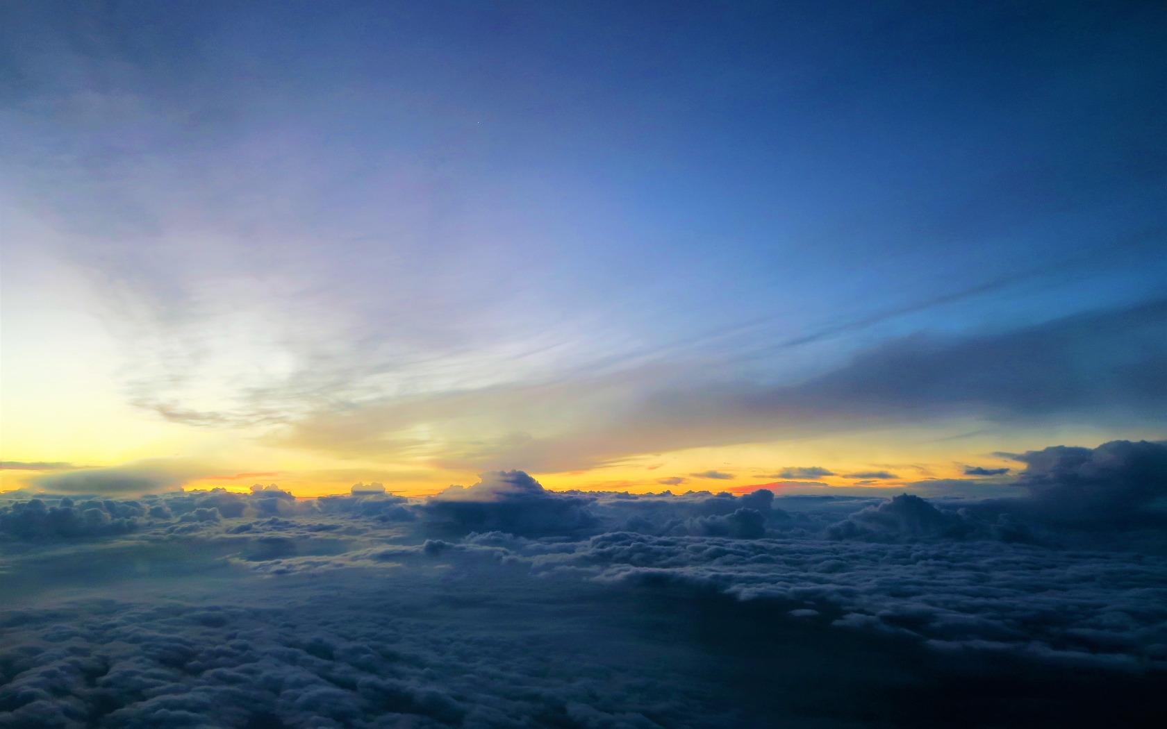 Белые низкие облака под голубым небом на рассвете