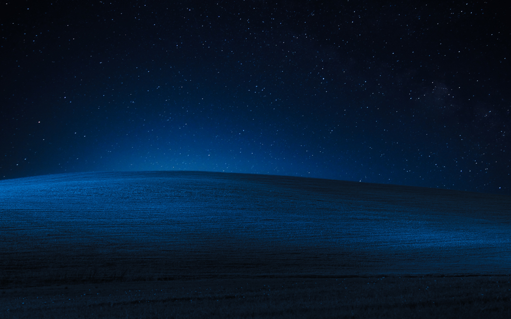 Поле под красивым звездным небом