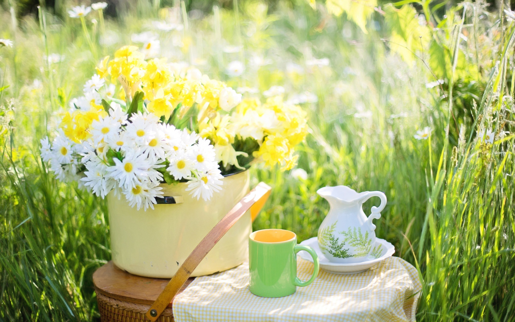 Букет цветов в кастрюле стоит на корзине 