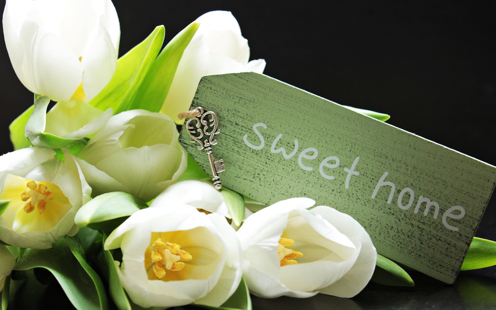 Букет белых тюльпанов с надписью и маленьким ключом