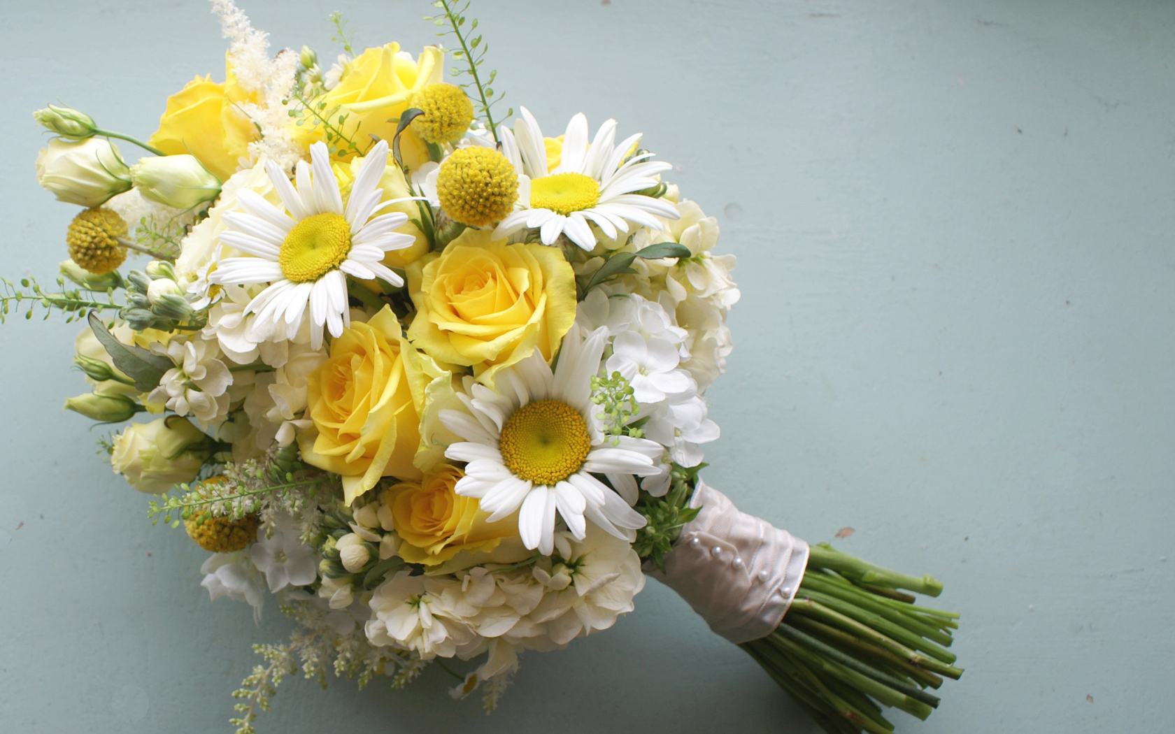 Красивый букет цветов на сером фоне