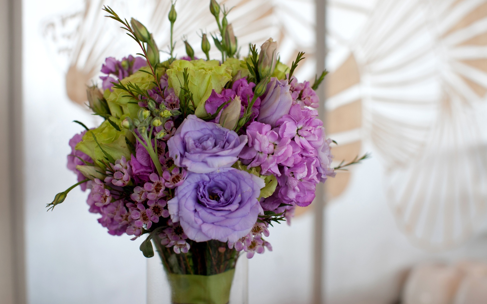 Букет эустомы в вазе крупным планом