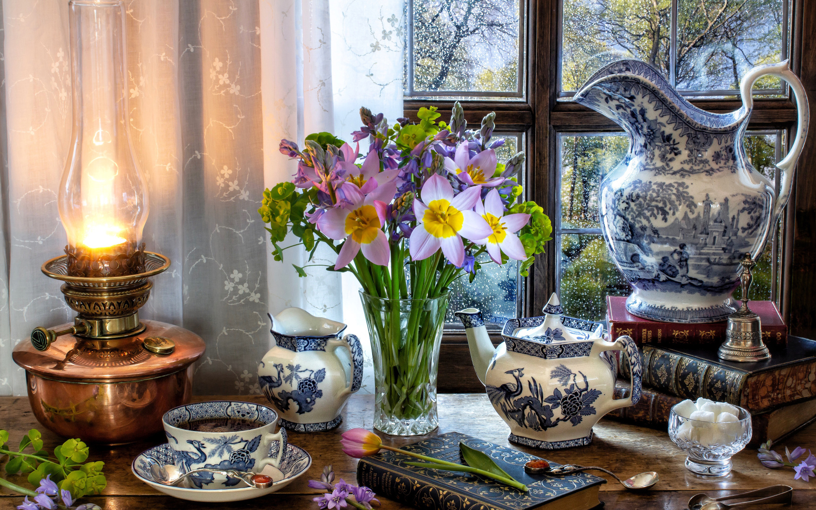 Букет цветов в вазе на столе с красивым сервизом