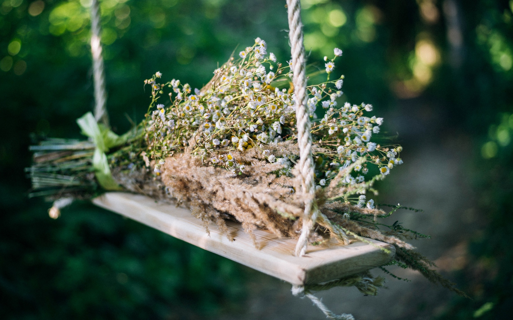 Букет полевых цветов на лежат на качели