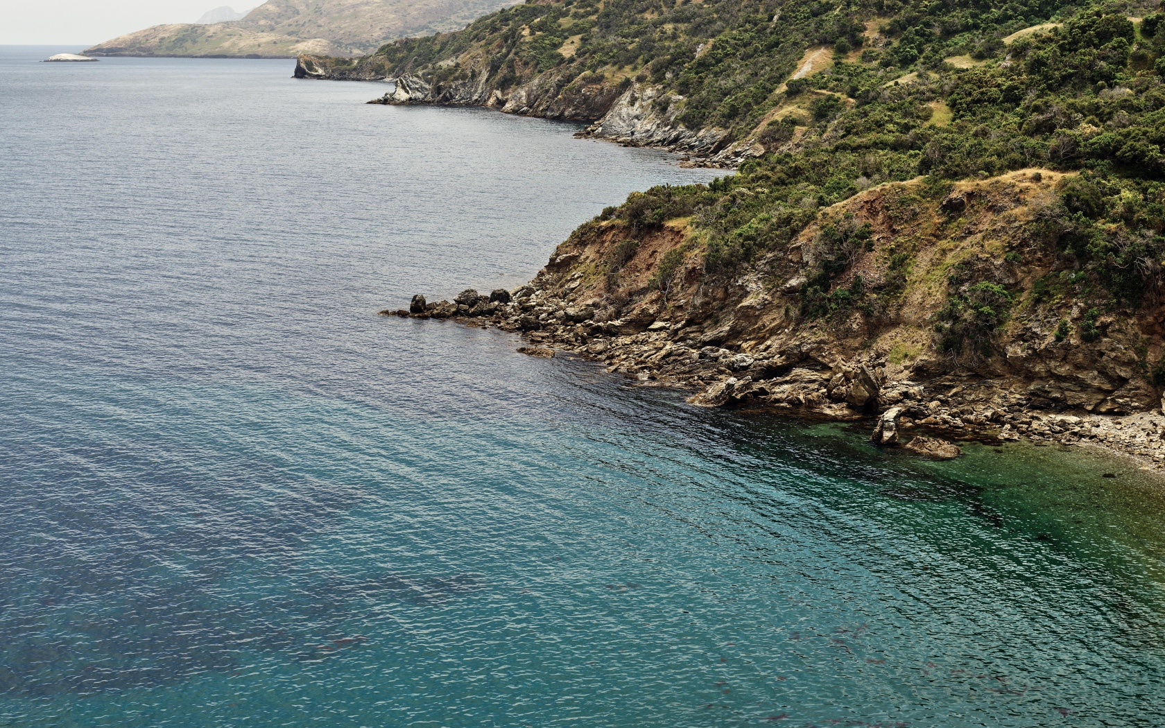Голубая морская вода у скалистых берегов