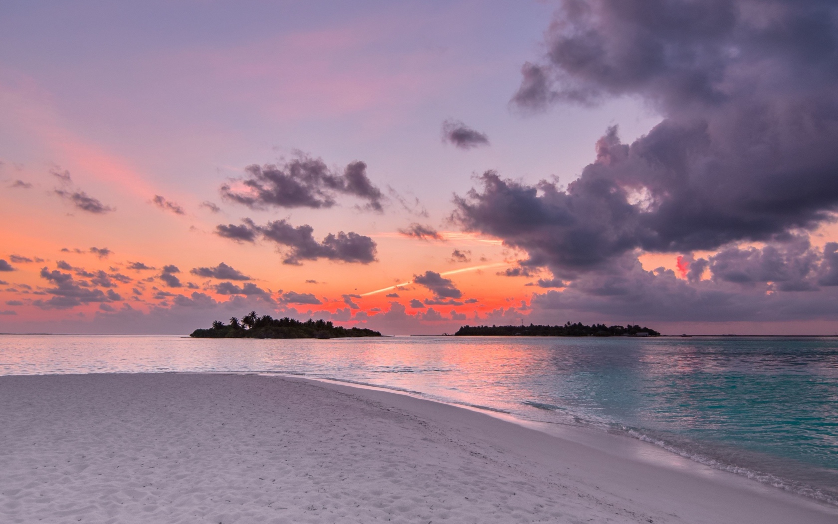 Закат на тихом побережье Исландии