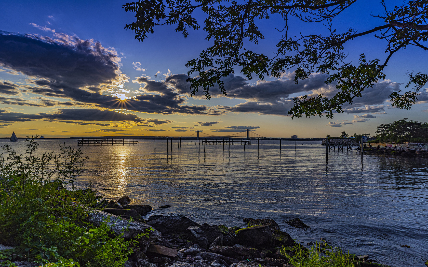 Солнце садится за тучи на горизонте в море