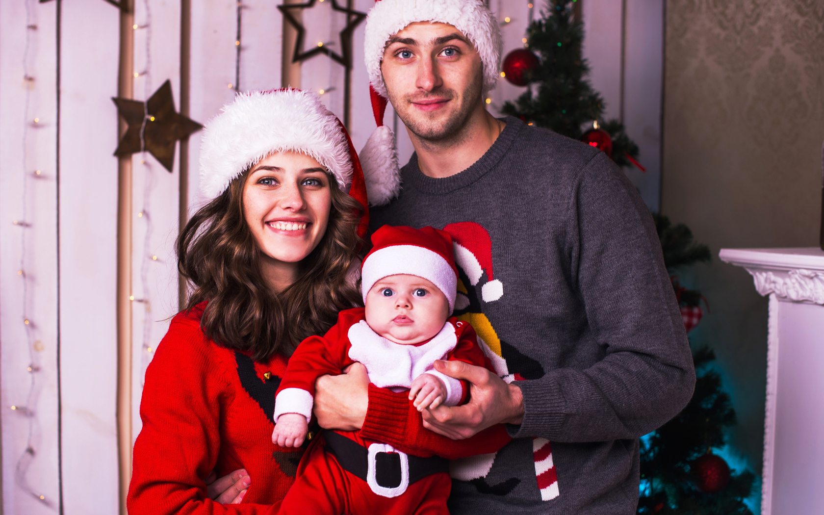 Счастливая семья в новогодних костюмах