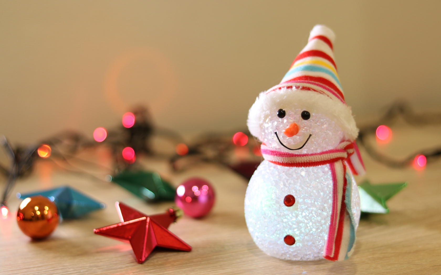 Снеговик с новогодними игрушками на столе