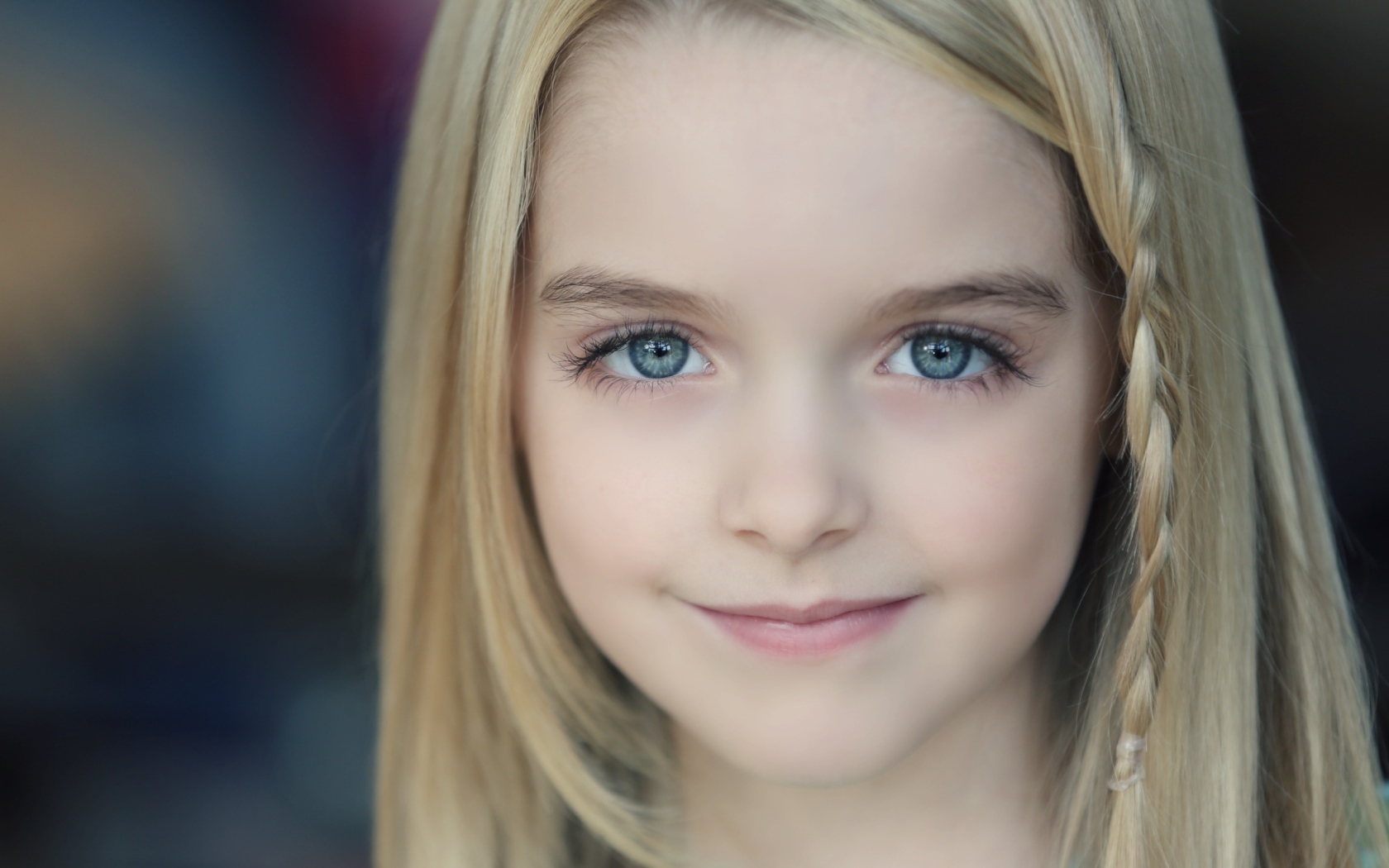 Девочка блондинка с красивыми серыми глазами
