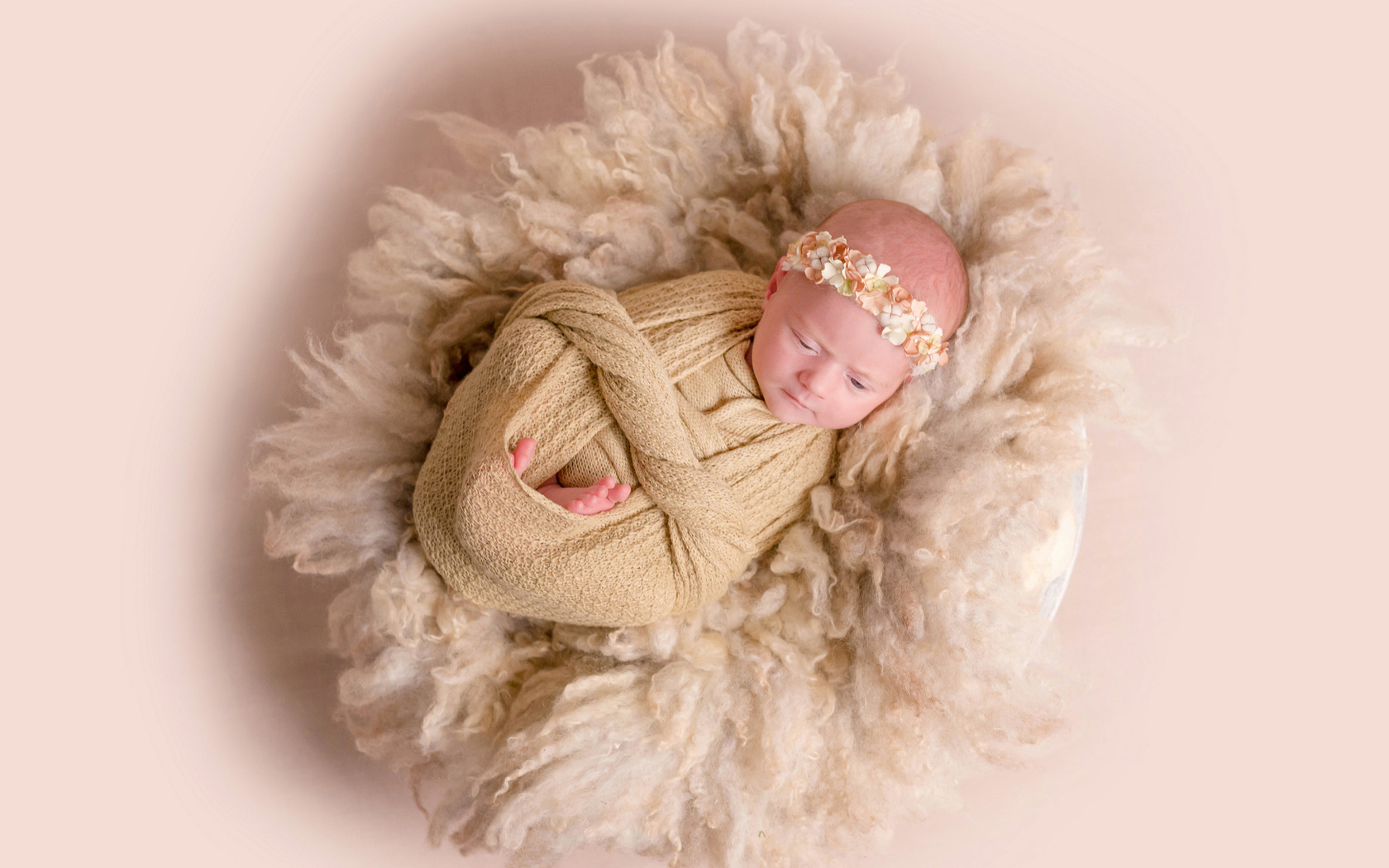 Маленький грудной ребенок завернутый  в покрывало 