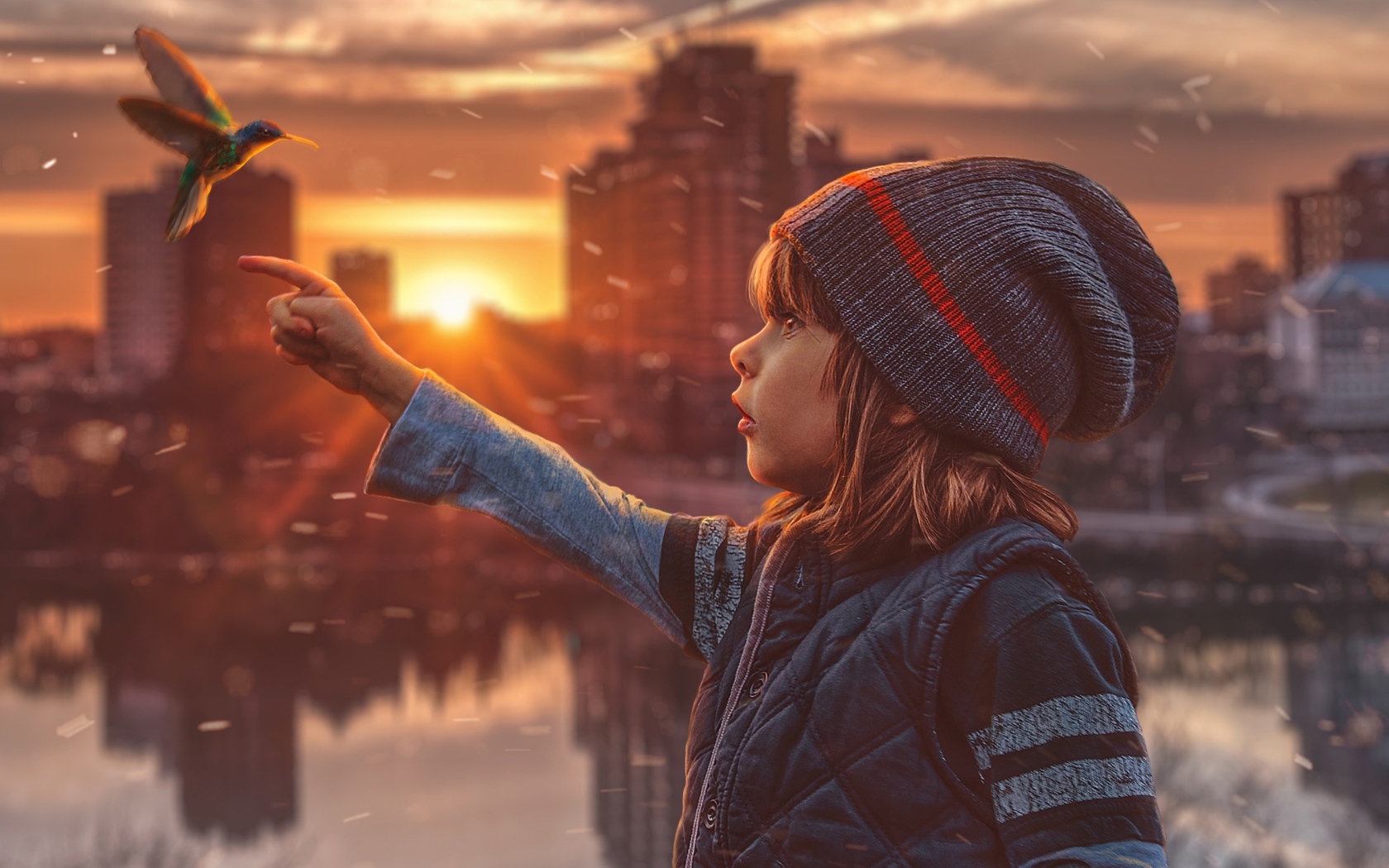 Маленькая девочка с птицей колибри на фоне города