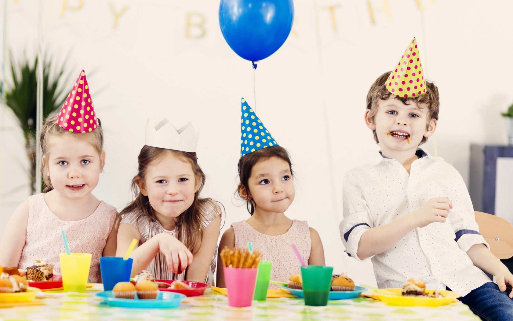 Маленькие дети отмечают детский праздник за столом