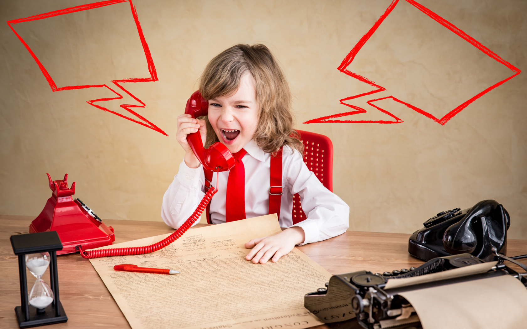 Девочка ведет переговоры по старому телефону