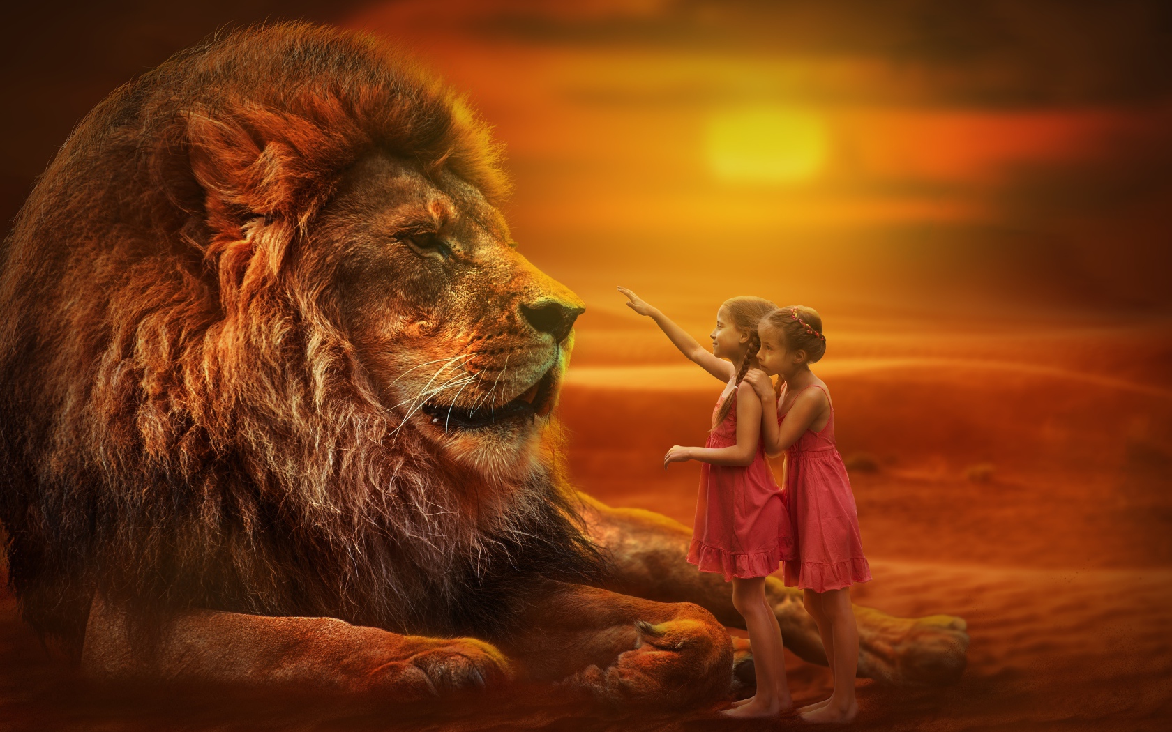 Две маленьких девочка тянут руку к большому льву