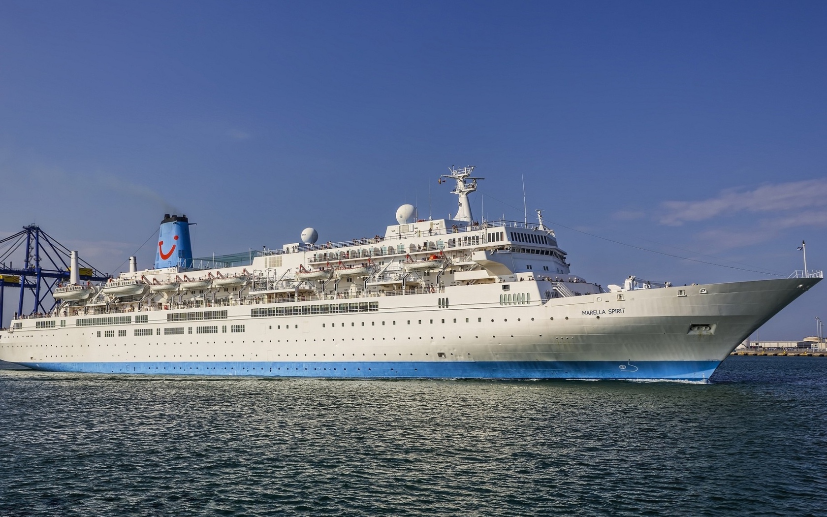 Большое круизное судно MS Marella Spirit в воде