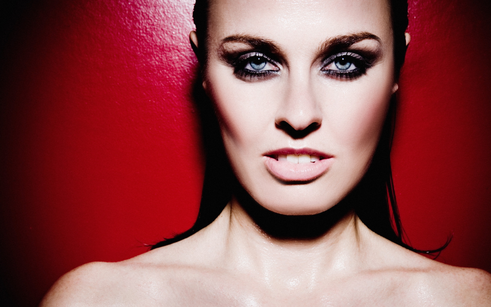 Красивая яркая девушка, теннисистка Мартина Хингис на красном фоне