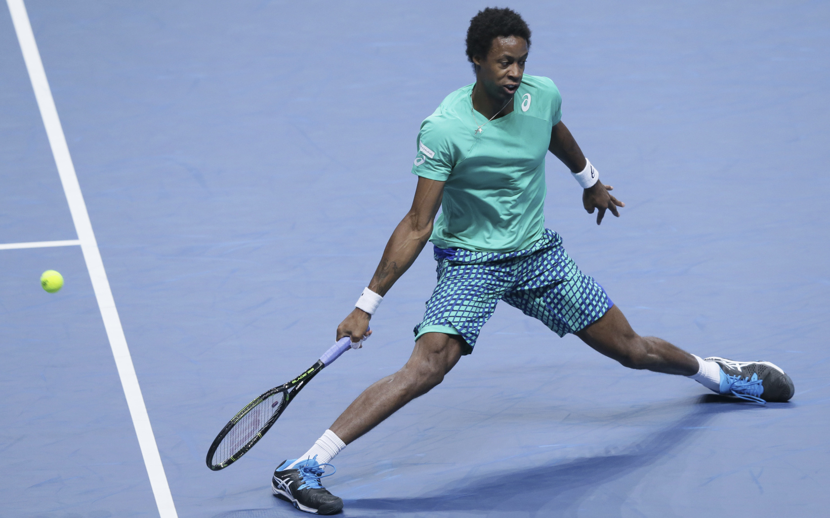 Французский теннисист Гаэль Монфис на корте с ракеткой