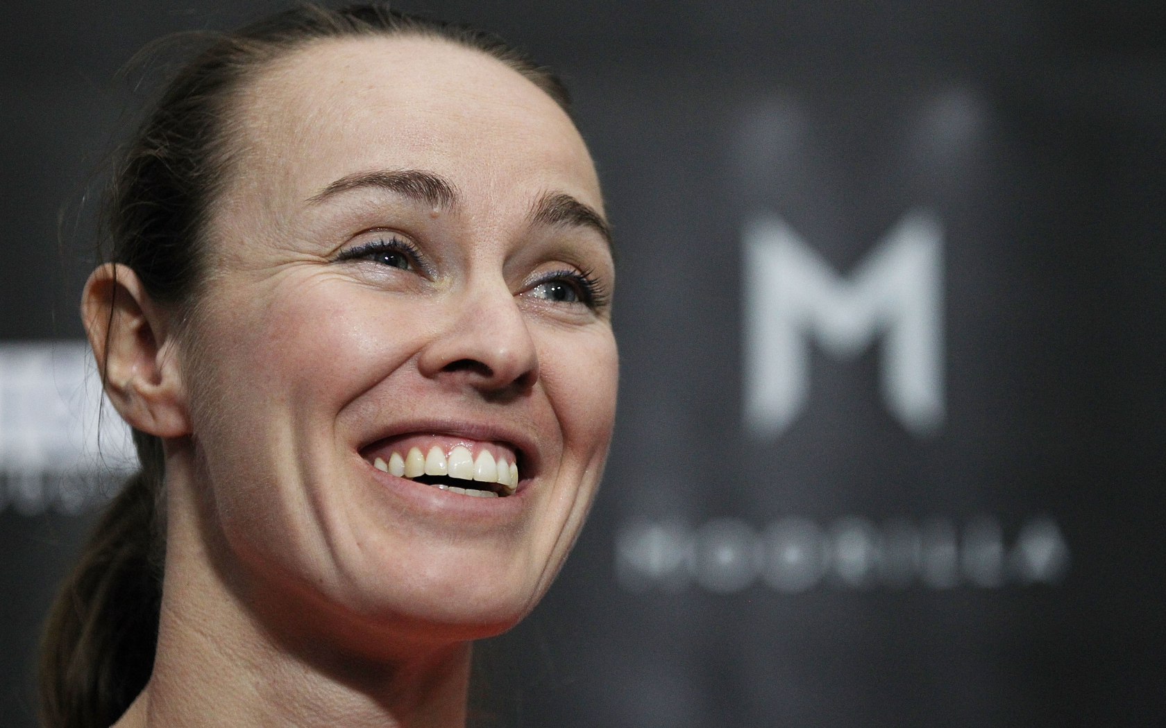 Улыбающаяся девушка, теннисистка Мартина Хингис