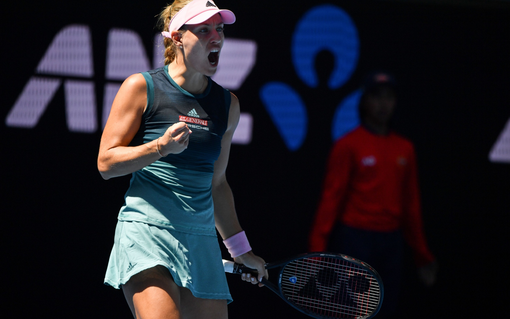 Теннисистка Анжелика Кербер с ракеткой на корте