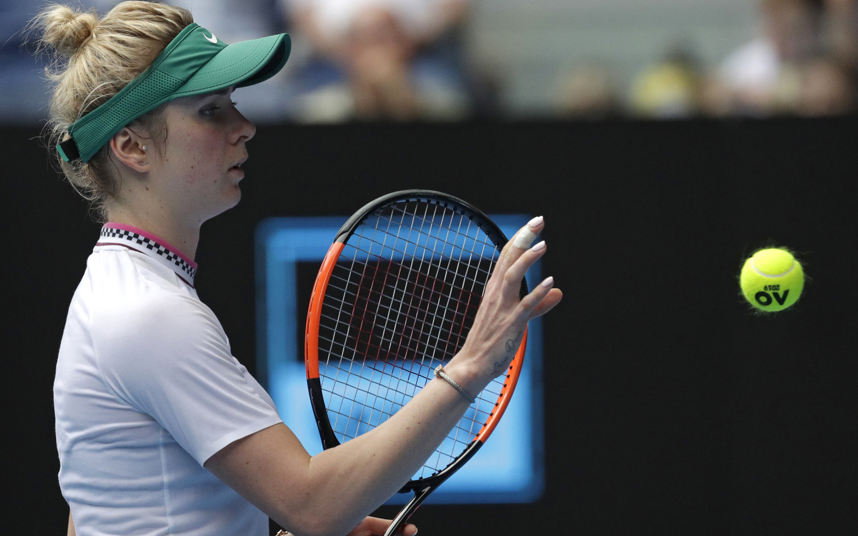 Украинская теннисистка Элина Свитолина на корте с ракеткой