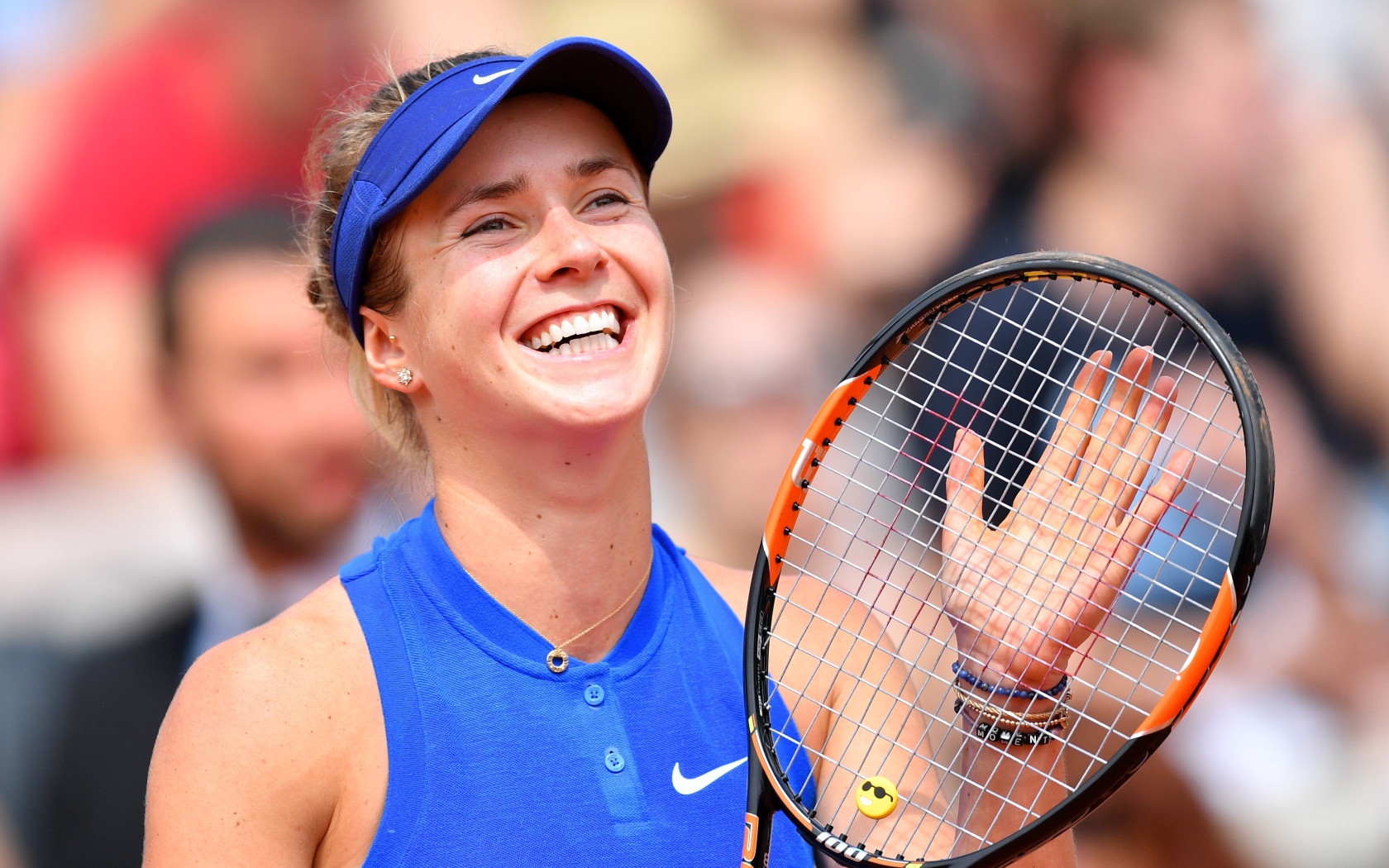 Украинская теннисистка Элина Свитолина улыбается на корте