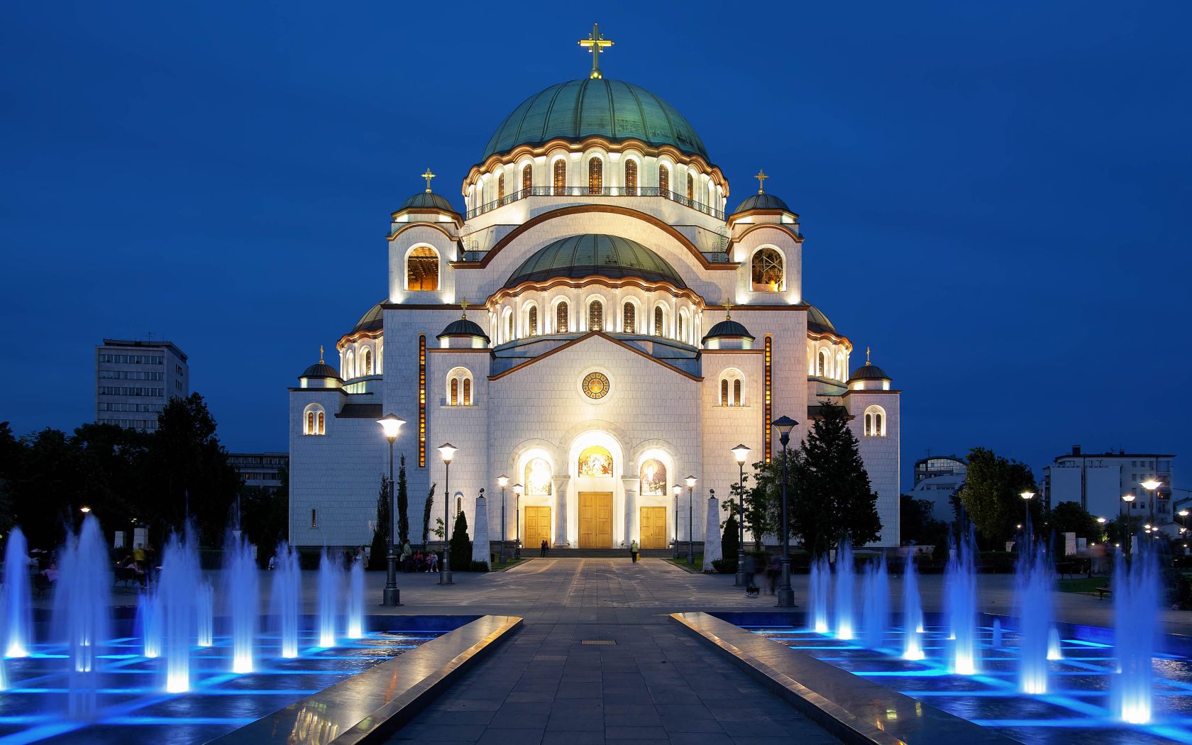 Фонтаны у храма Святого Саввы вечером, Белград. Сербия