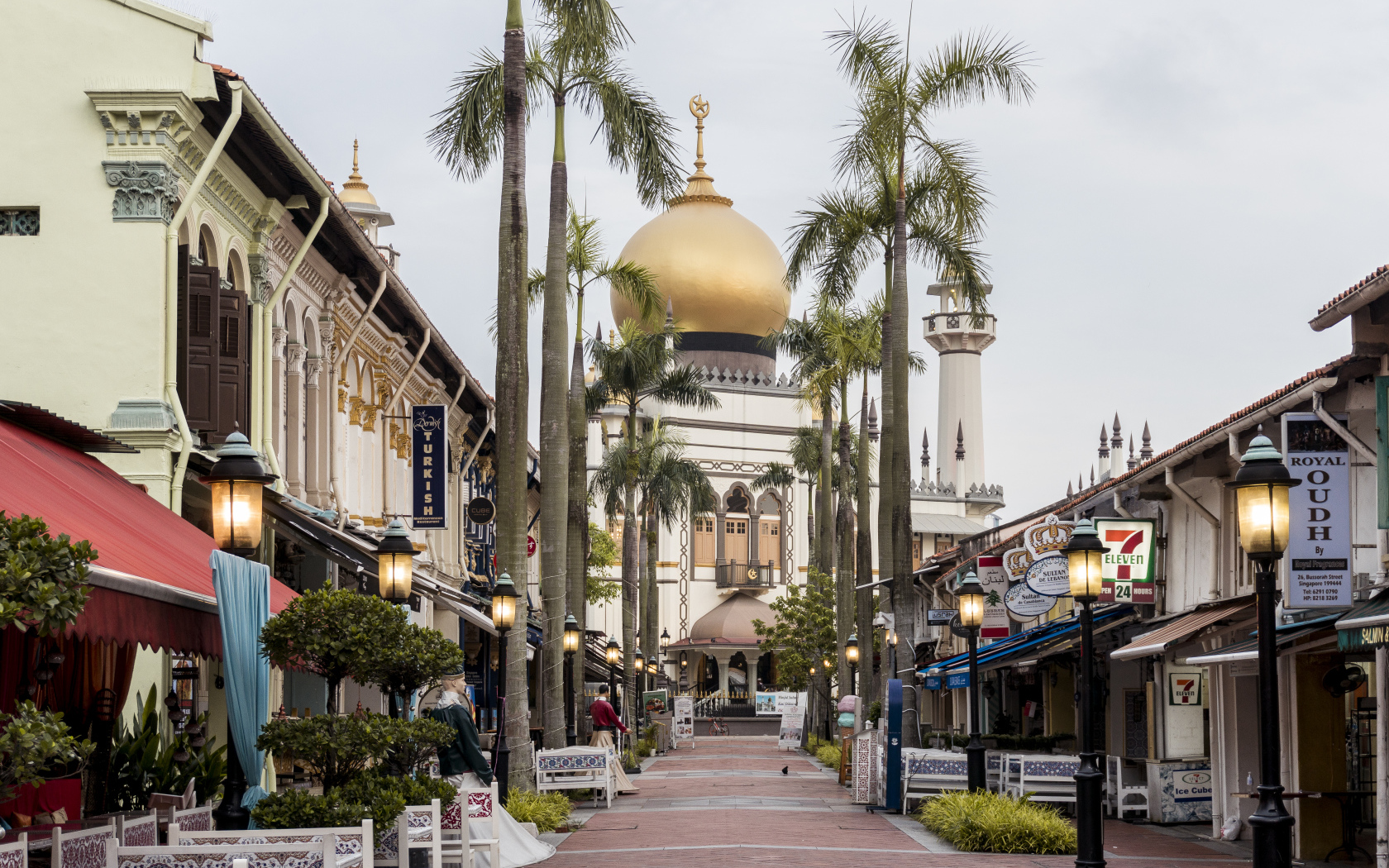 Улица с домами и видом на храм, город Сингапур. Азия