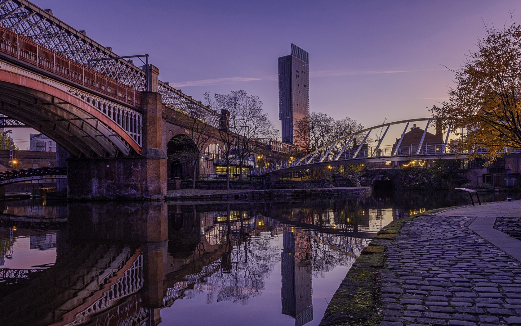 Мост через реку в Англии вечером