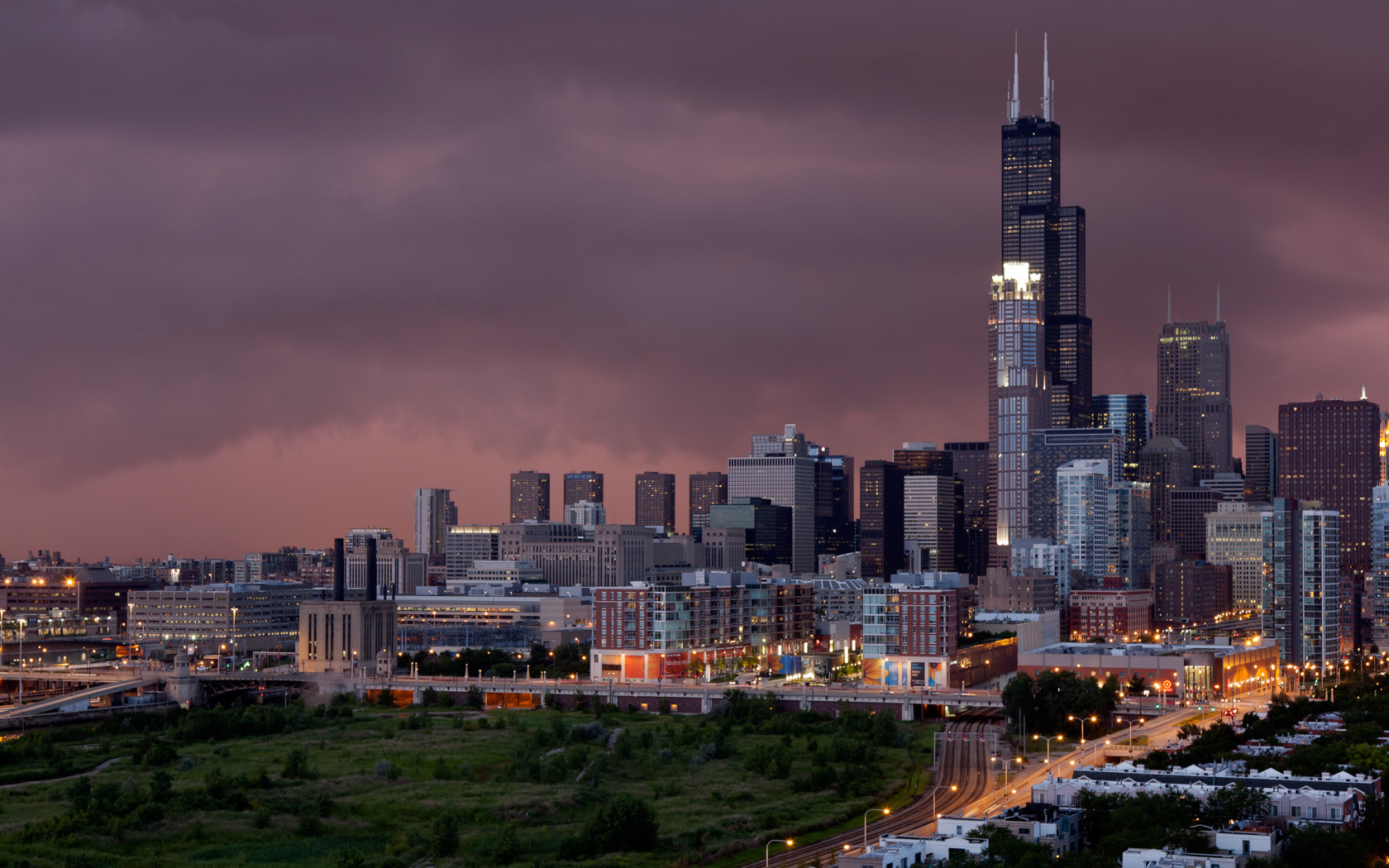Вид на ночной Чикаго под пасмурным небом, США