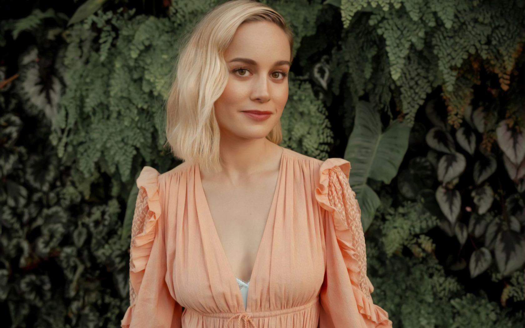 Актриса Бри Ларсон в  красивом розовом платье