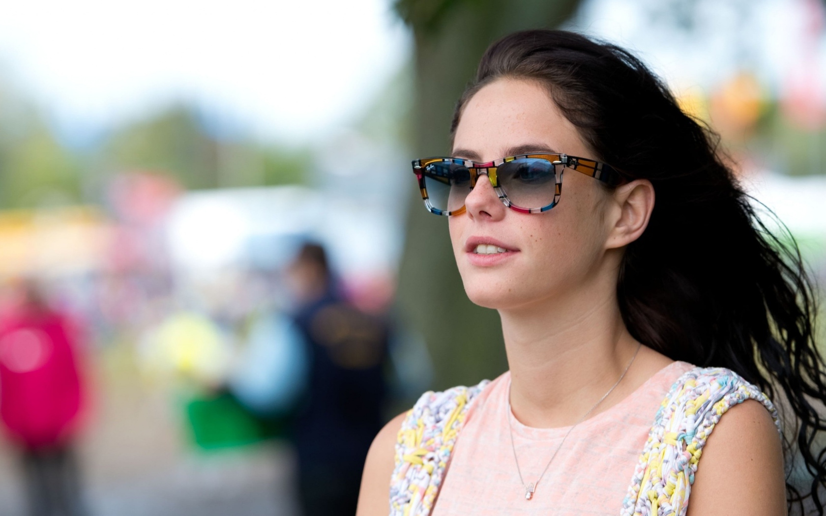 Актриса Кая Скоделарио в солнечных очках