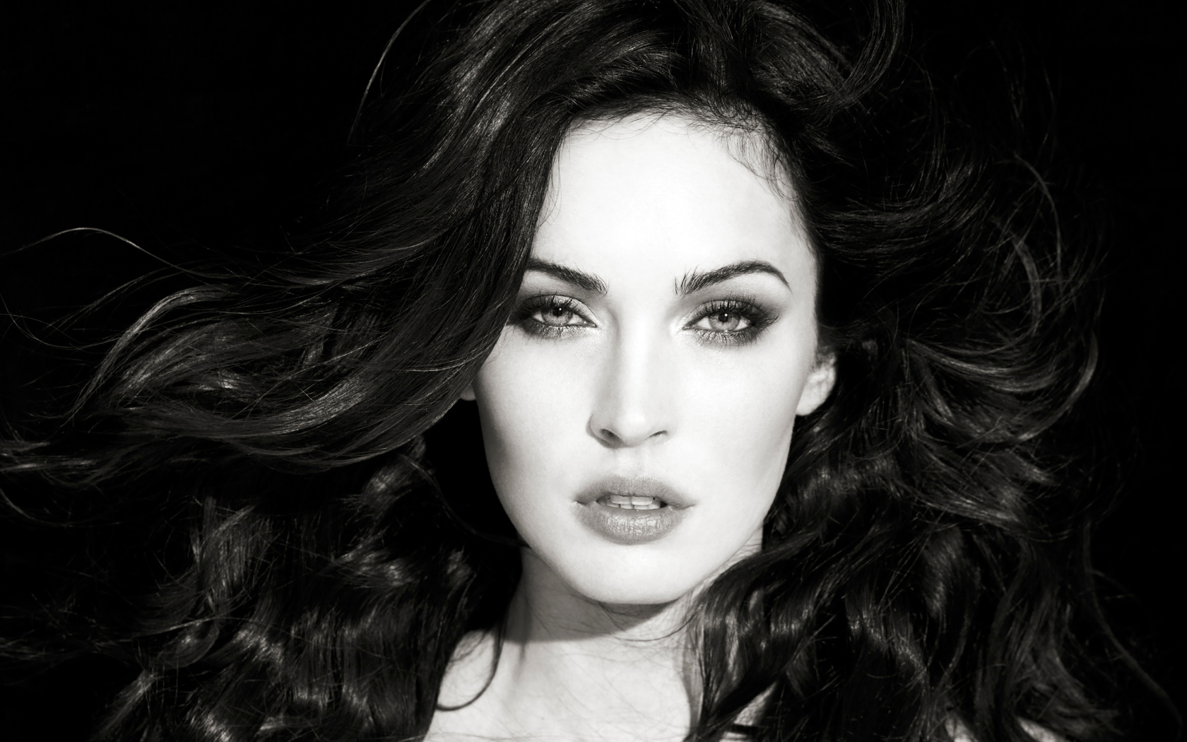 Актриса Меган Фокс черно белое фото крупным планом
