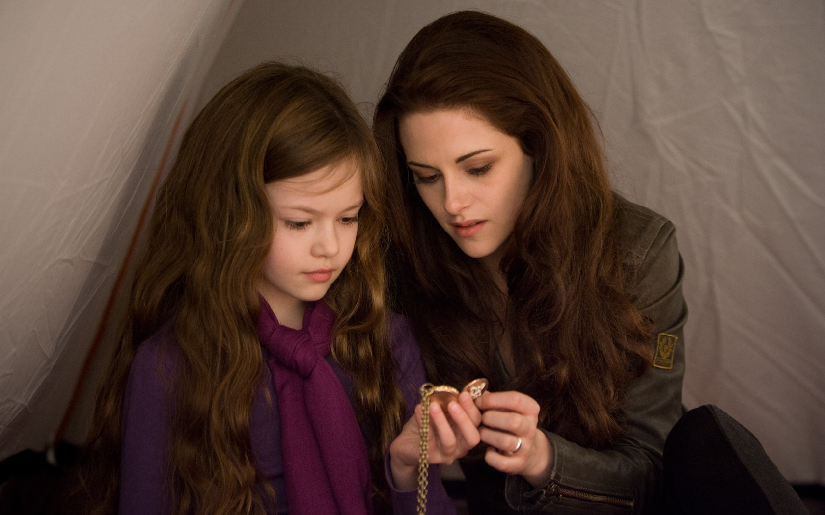 Актрисы Маккензи Фой и Кристен Стюарт в фильме Сумерки