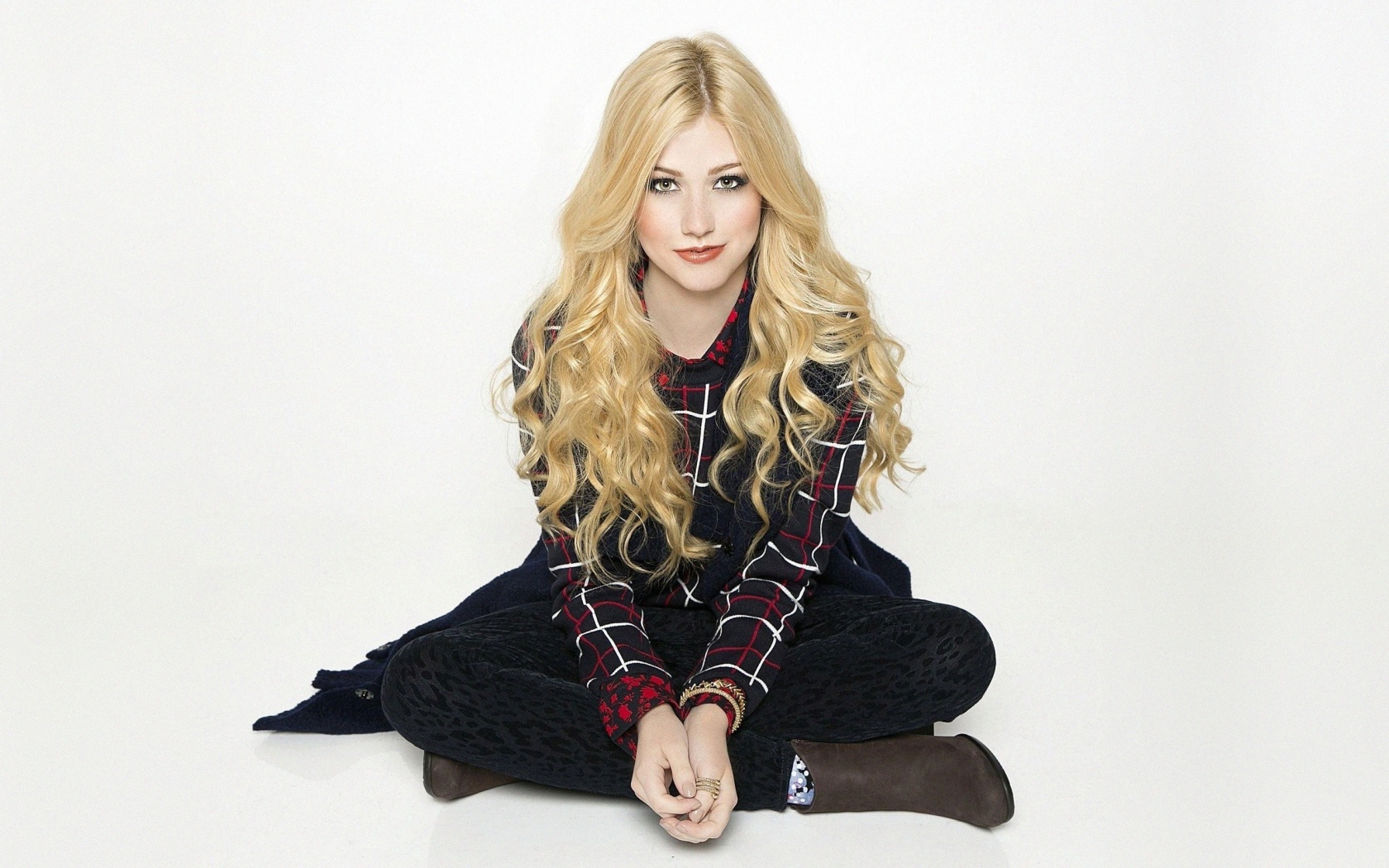 Американская актриса Кэтрин Макнамара на белом фоне