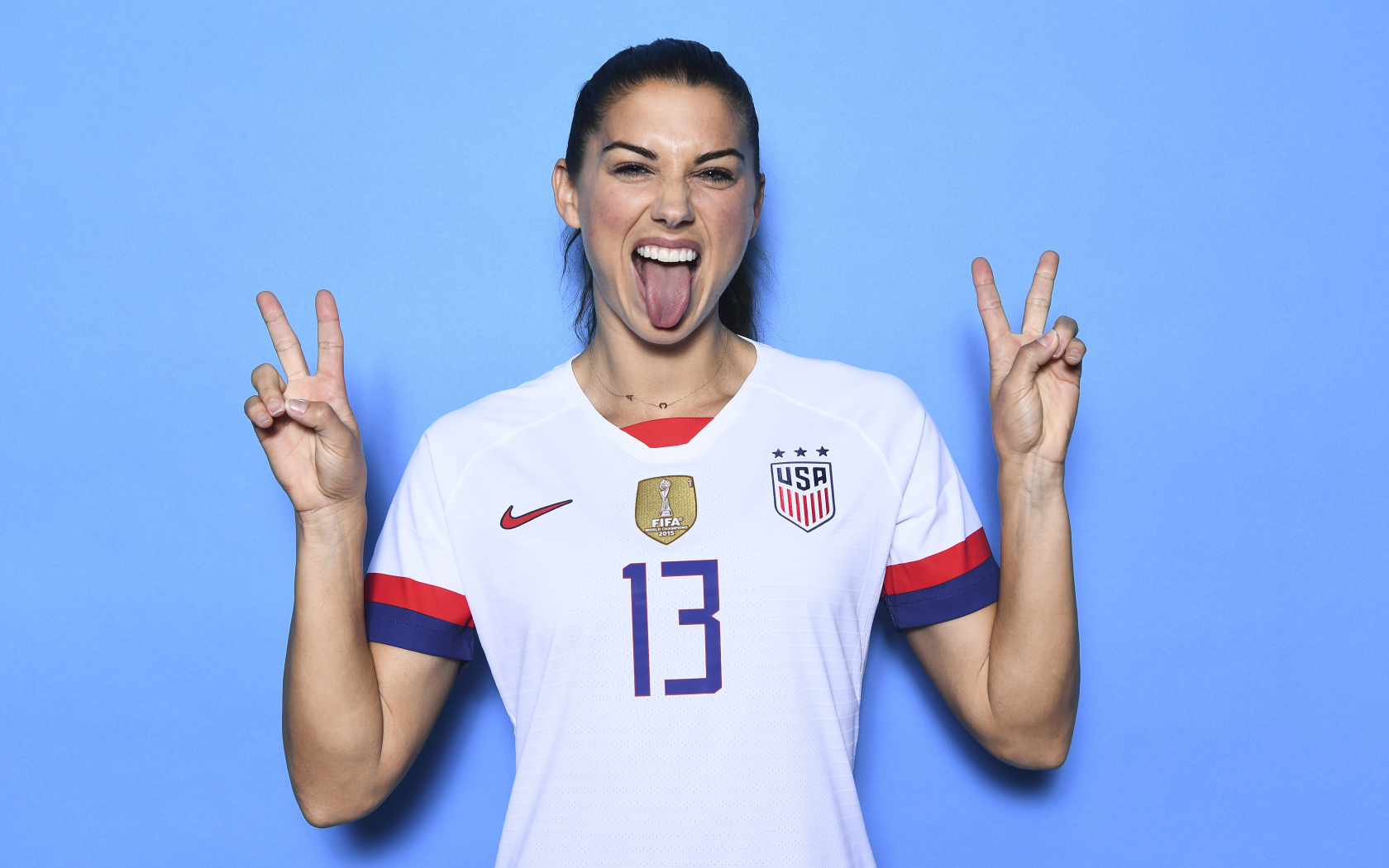 Американская футболистка Алекс Морган с высунутым языком