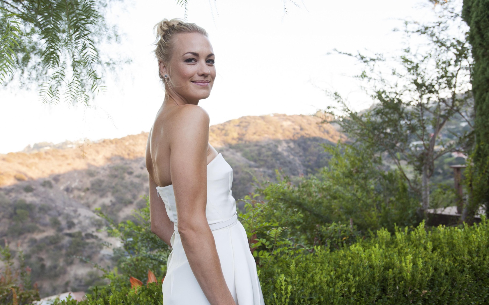 Австралийская актриса Ивонн Страховски в белом платье