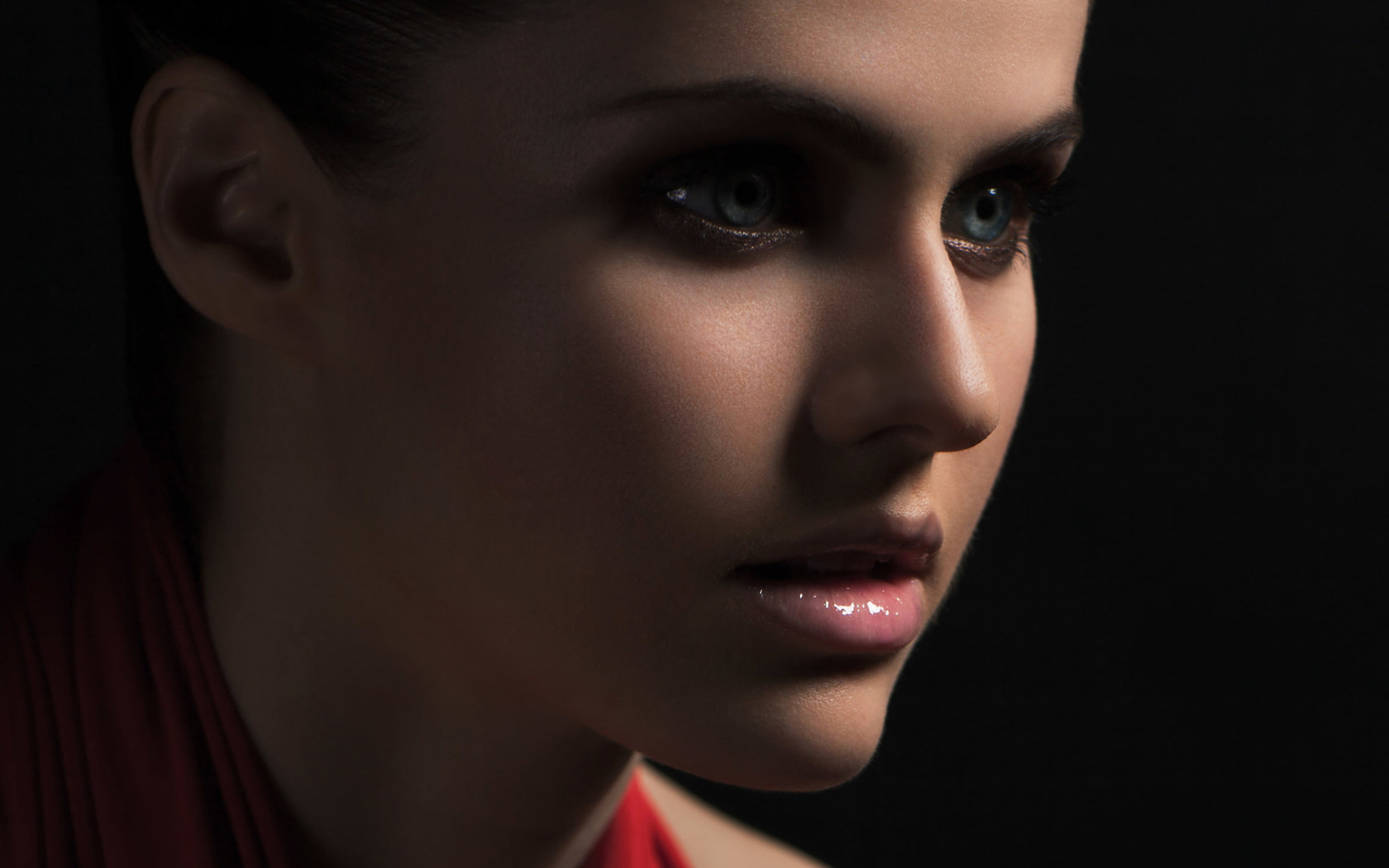 Красивая актриса Александра Даддарио лицо крупным планом