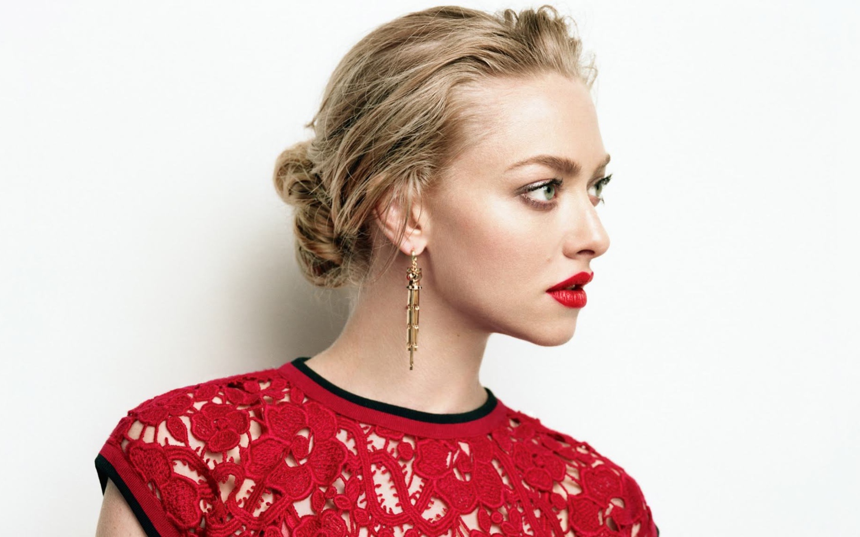 Красивая блондинка в красном платье, актриса Аманда Сейфрид