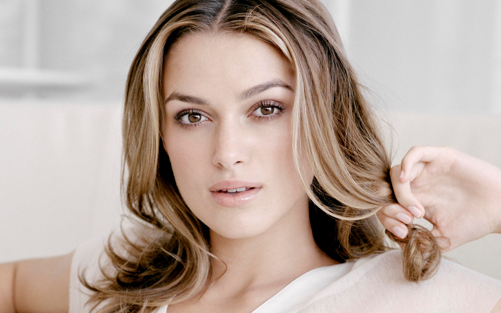 Красивая кареглазая девушка, актриса Кира Найтли