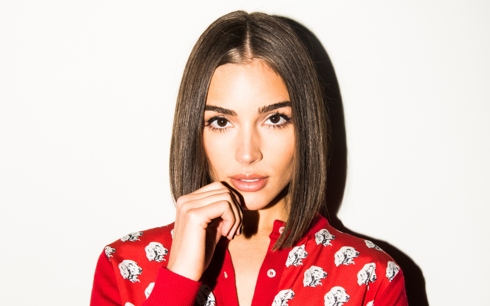 Красивая кареглазая девушка, актриса Оливия Калпо на белом фоне