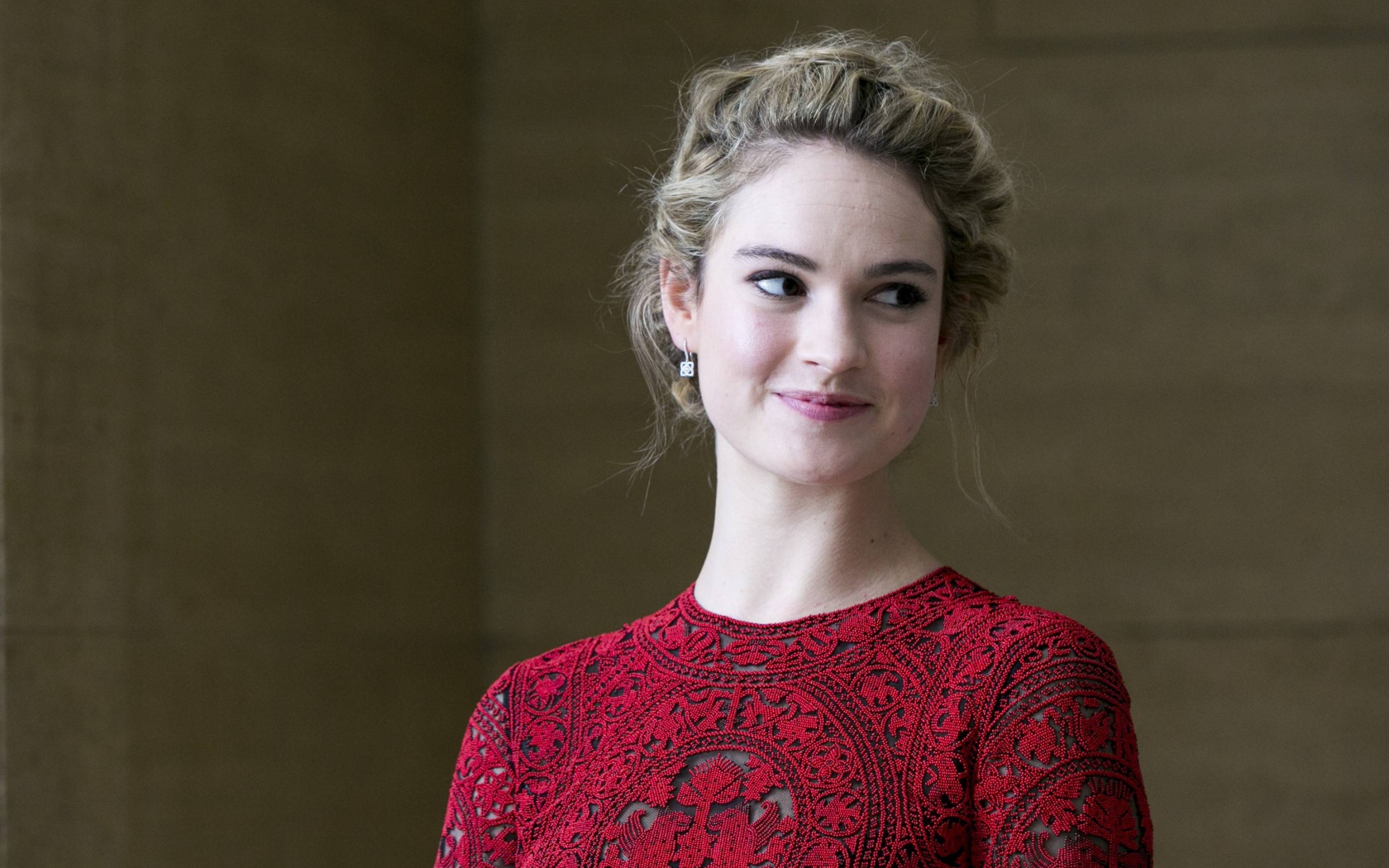 Красивая девушка, британская актриса Лили Джеймс