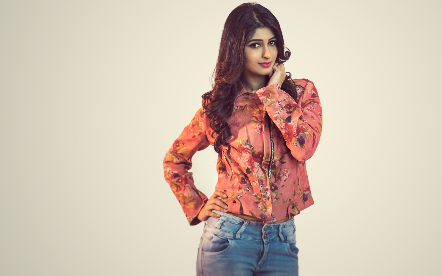 Красивая девушка, индийская актриса Адити Рао Хидари на сером фоне