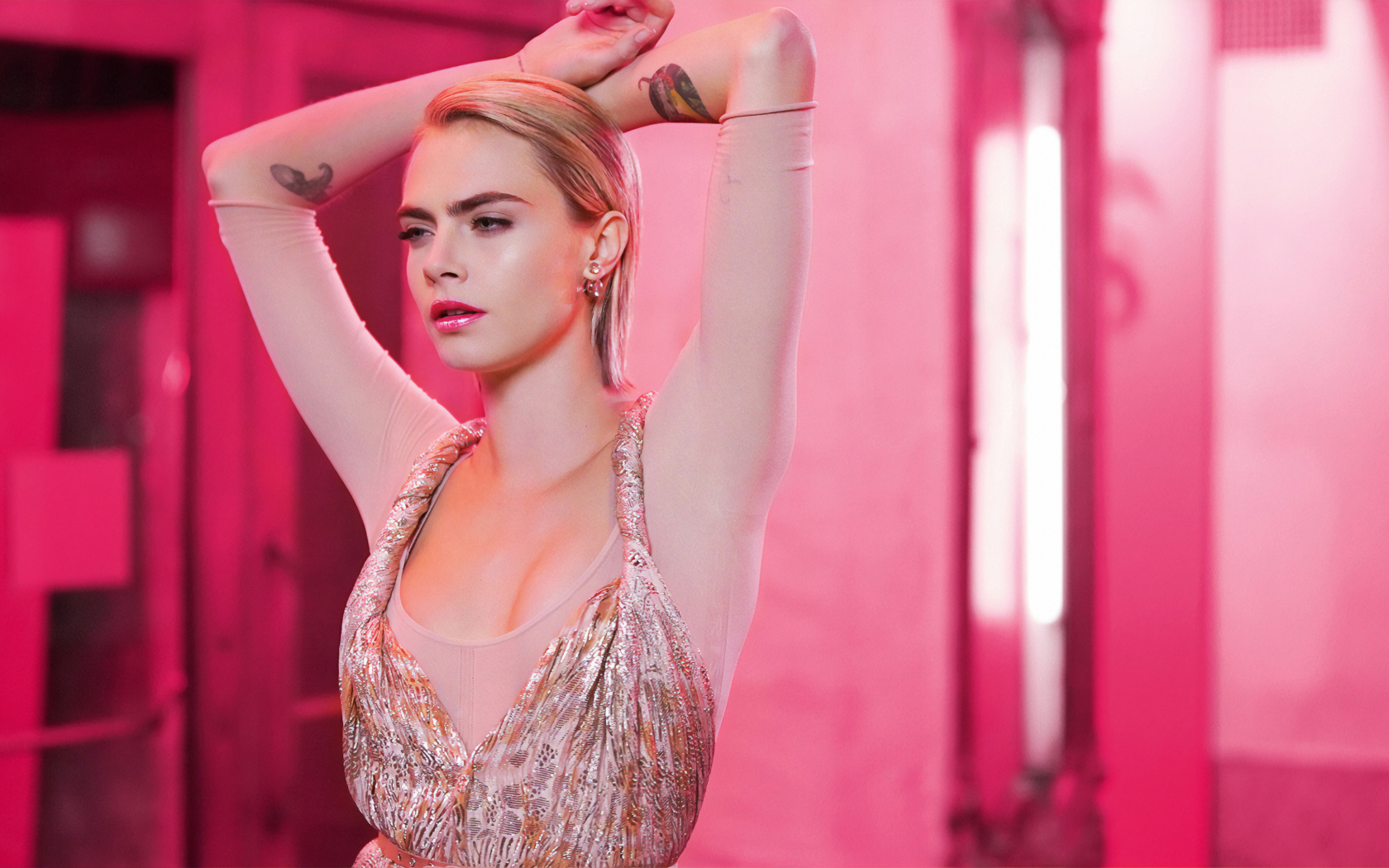 Красивая девушка актриса Кара Делевинь на розовом фоне