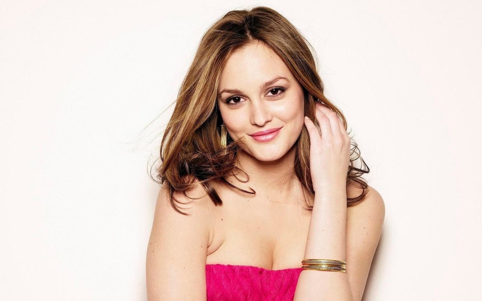 Красивая девушка актриса Лейтон Мистер на белом фоне