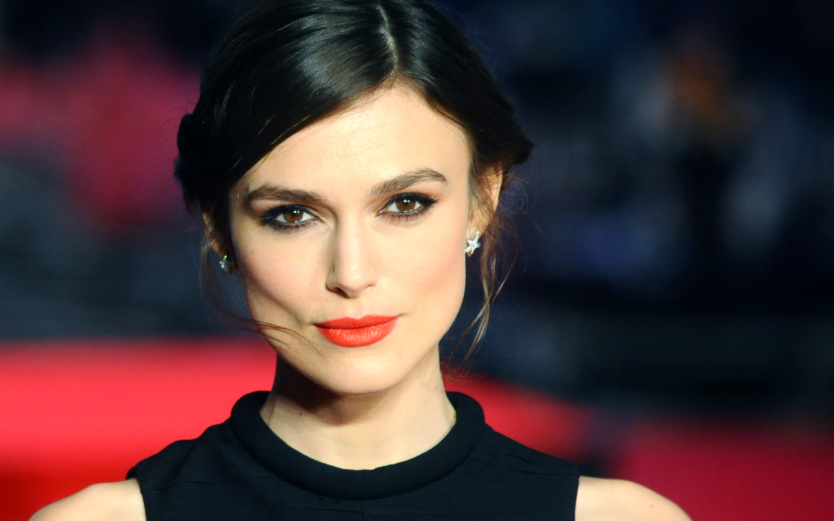 Красивая стильная девушка актриса Кира Найтли