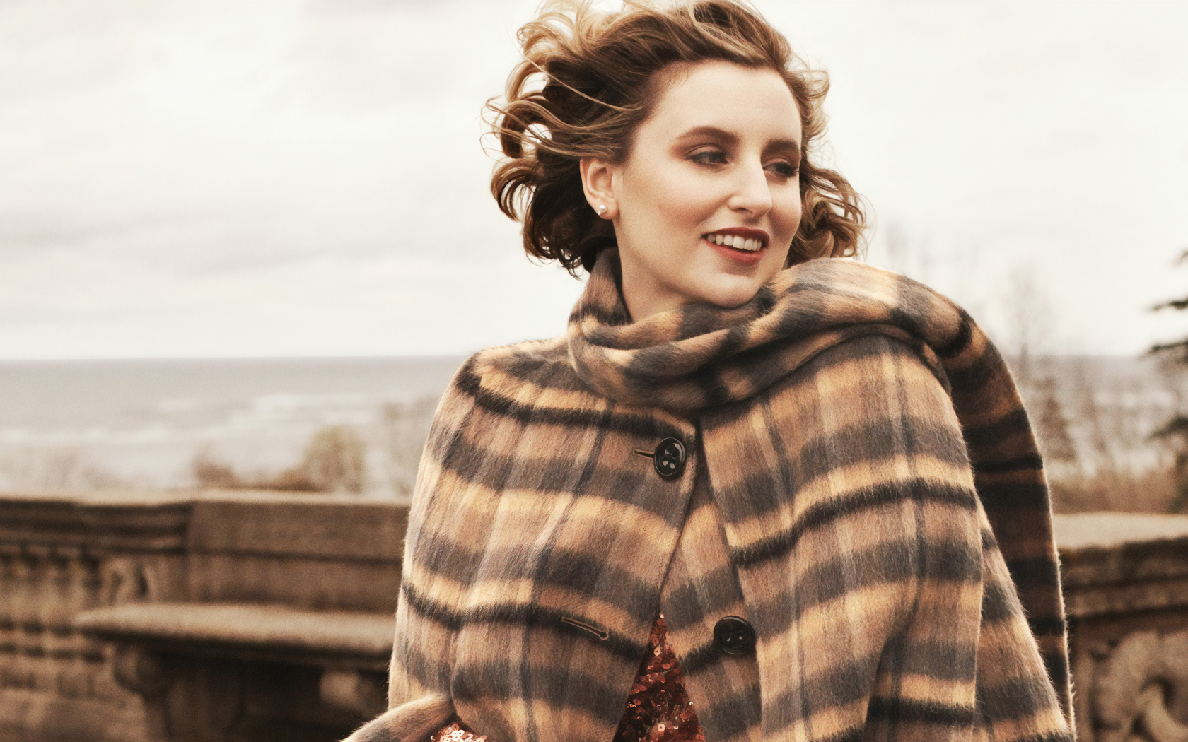 Красивая женщина в пальто, актриса Мишель Докери