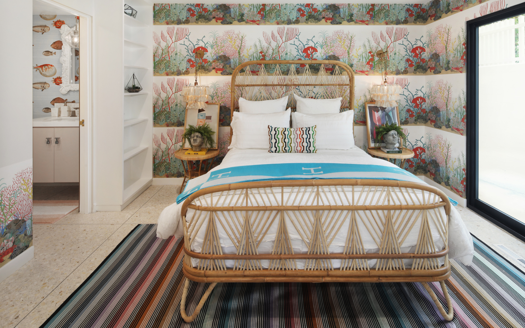 Спальня с большой кроватью  у окна 