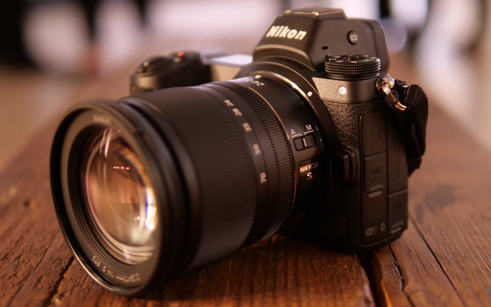Черный фотоаппарат Nikon Z6 на деревянном столе