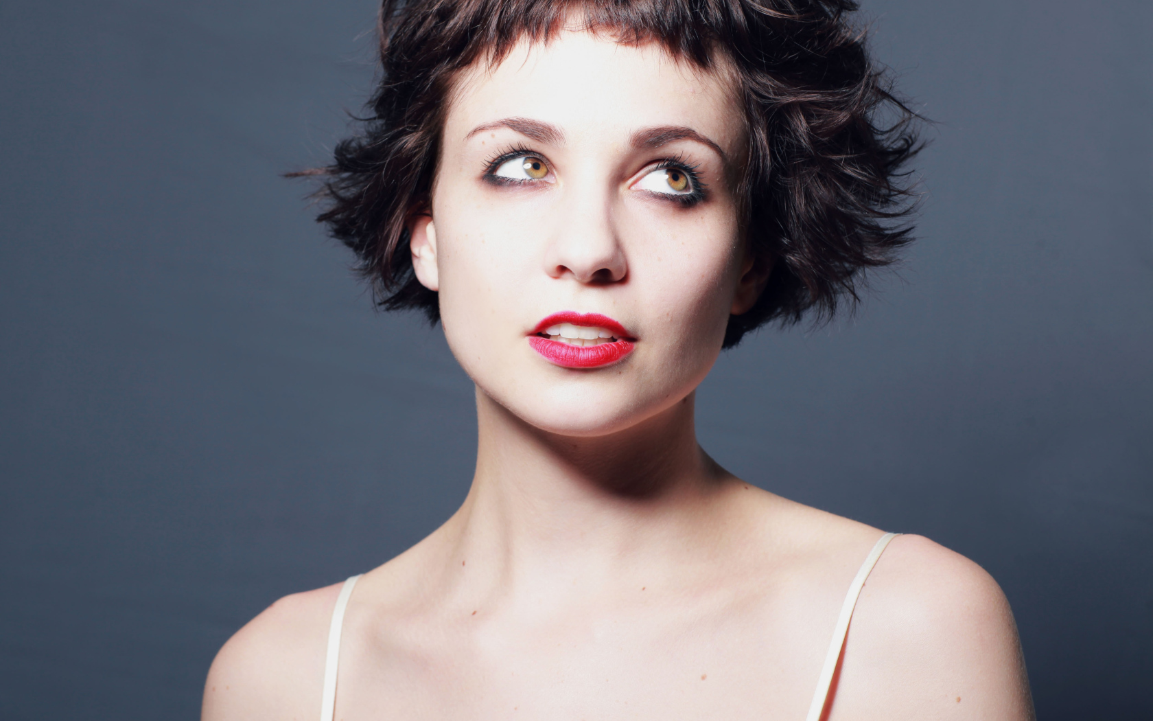 Яркая девушка с короткой стрижкой, актриса Таппенс Мидлтон 